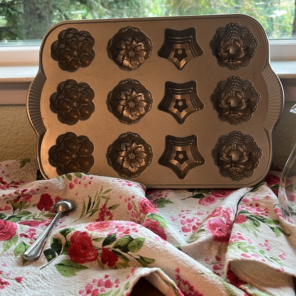 Nordic Ware Holiday Mini Muffin Pan - Picture 4 of 4